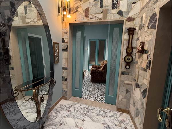CASA INDIPENDENTE CENTRALE CON DOPPIO INGRESSO E BOX AUTO